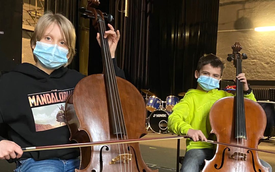 Großzügiges Geschenk: Celli für die Fachschaft Musik