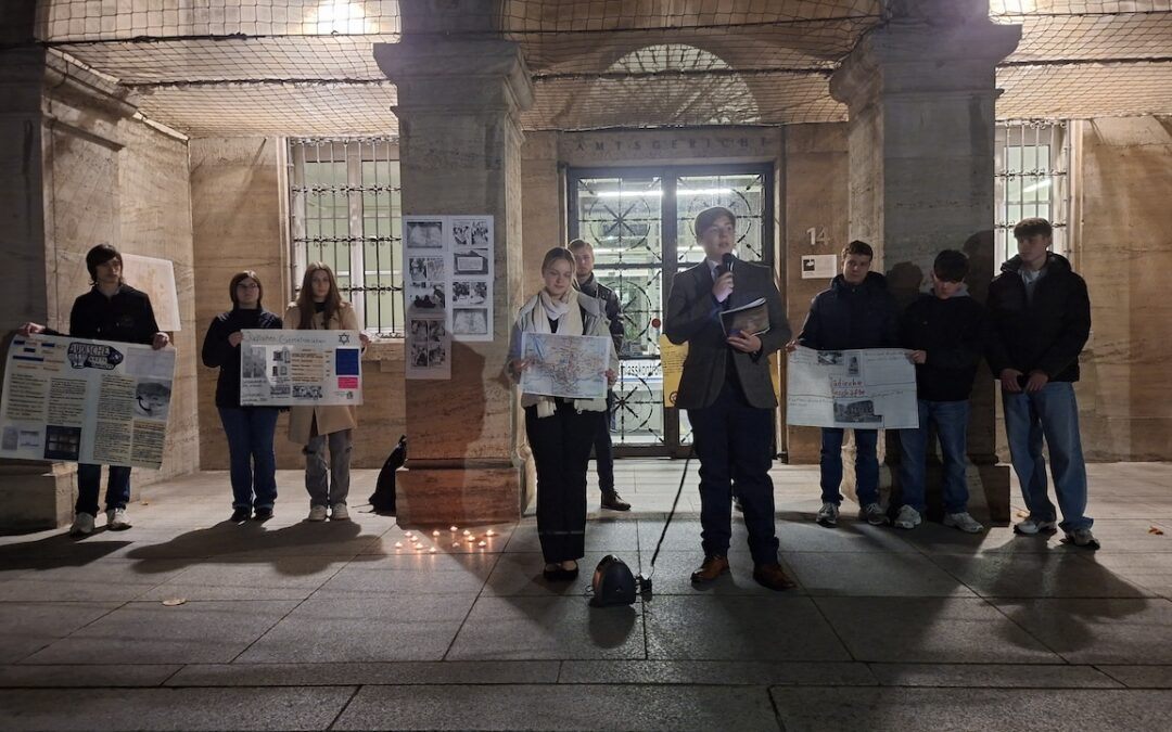 Erinnern, Mahnen, Handeln: Stiftler gestalten Mahnwache zum 9. November