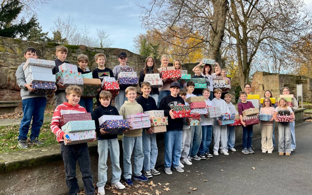 Kinder helfen Kindern – unsere Schule unterstützt den Weihnachtspäckchenkonvoi