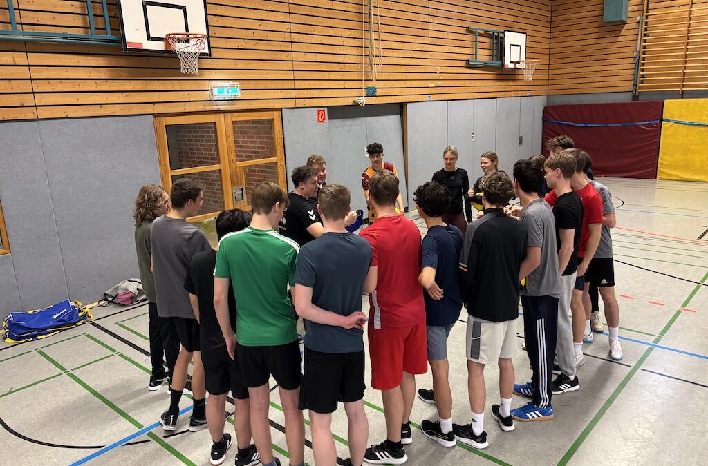 Zwei Volleyball-Experten zu Gast im Sportunterricht