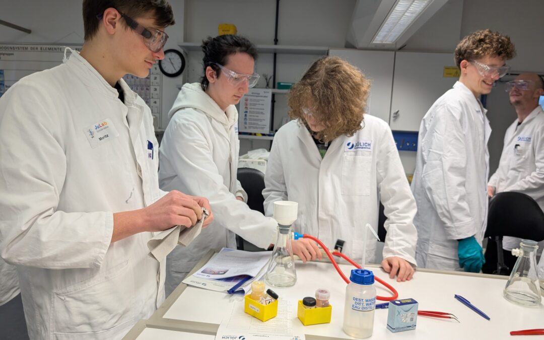 Forschung hautnah – Begeisterung pur: Stiftler im JuLab-Wettbewerb der Analytiker