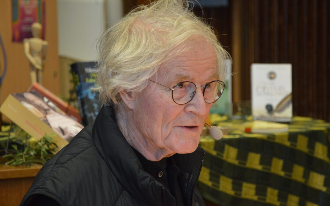 Faszinierende literarische Darbietung: Tilman Röhrig präsentiert seinen Erich-Kästner-Roman „Und ohne Tabu explodiert die Welt“