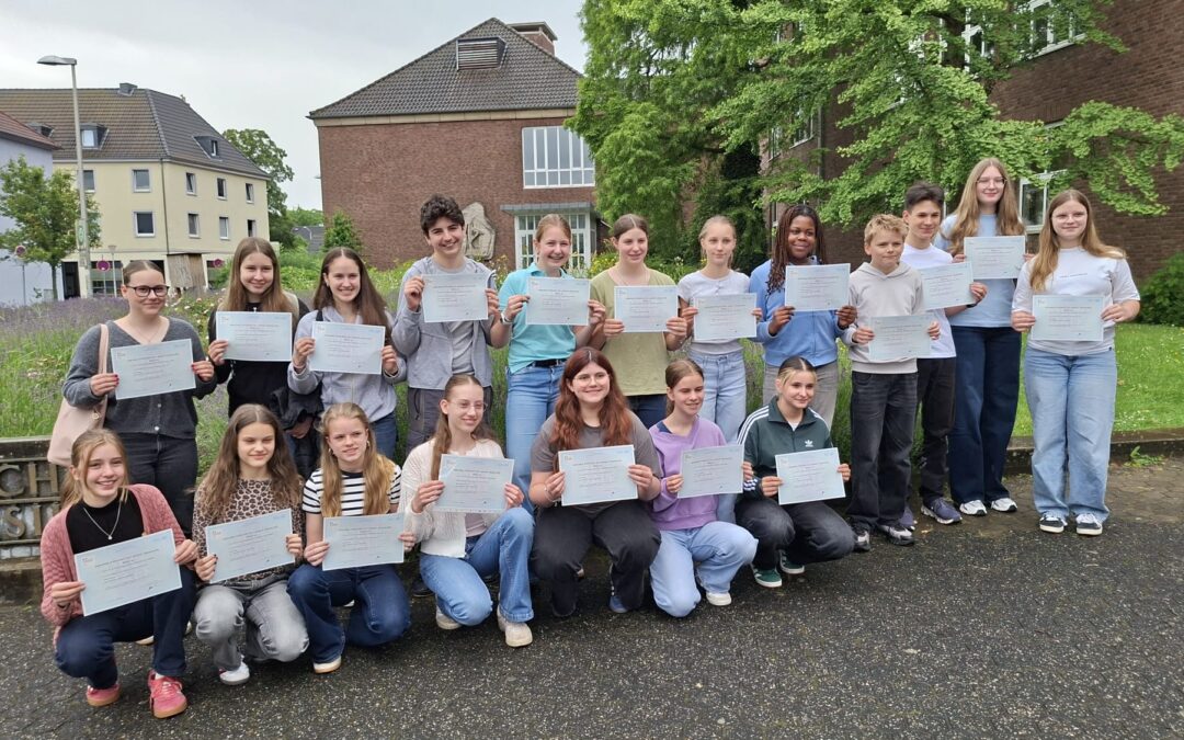 Französischkenntnisse zertifiziert: 22 Schülerinnen und Schüler erhalten DELF-Diplome